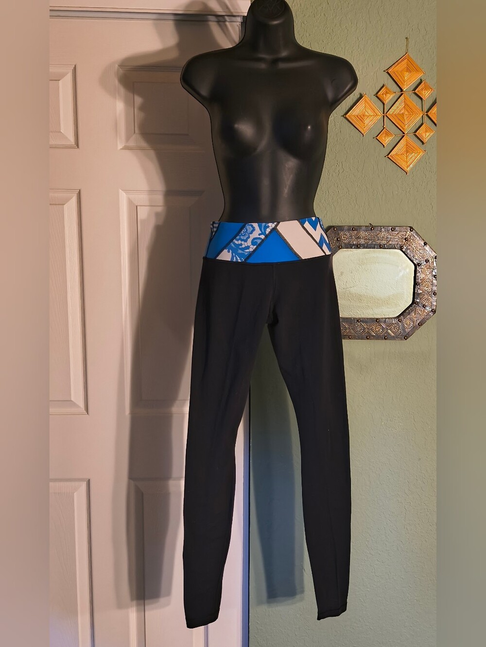 Lululemon Black Leggings Blue Lace Geometric Contrast Waistband Size 6